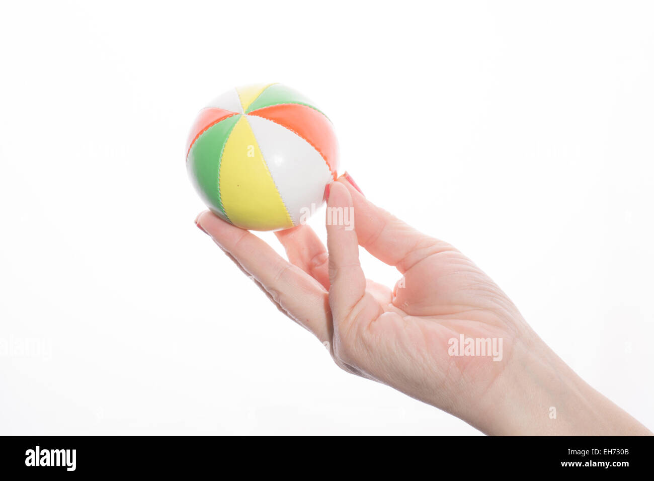 Femmina lato colorato di contenimento juggling balls su sfondo bianco Foto Stock