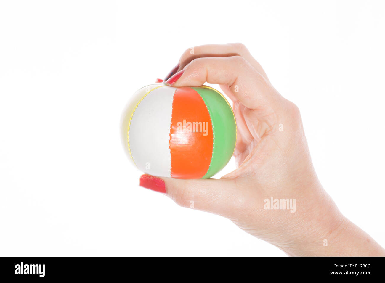 Femmina lato colorato di contenimento juggling balls su sfondo bianco Foto Stock
