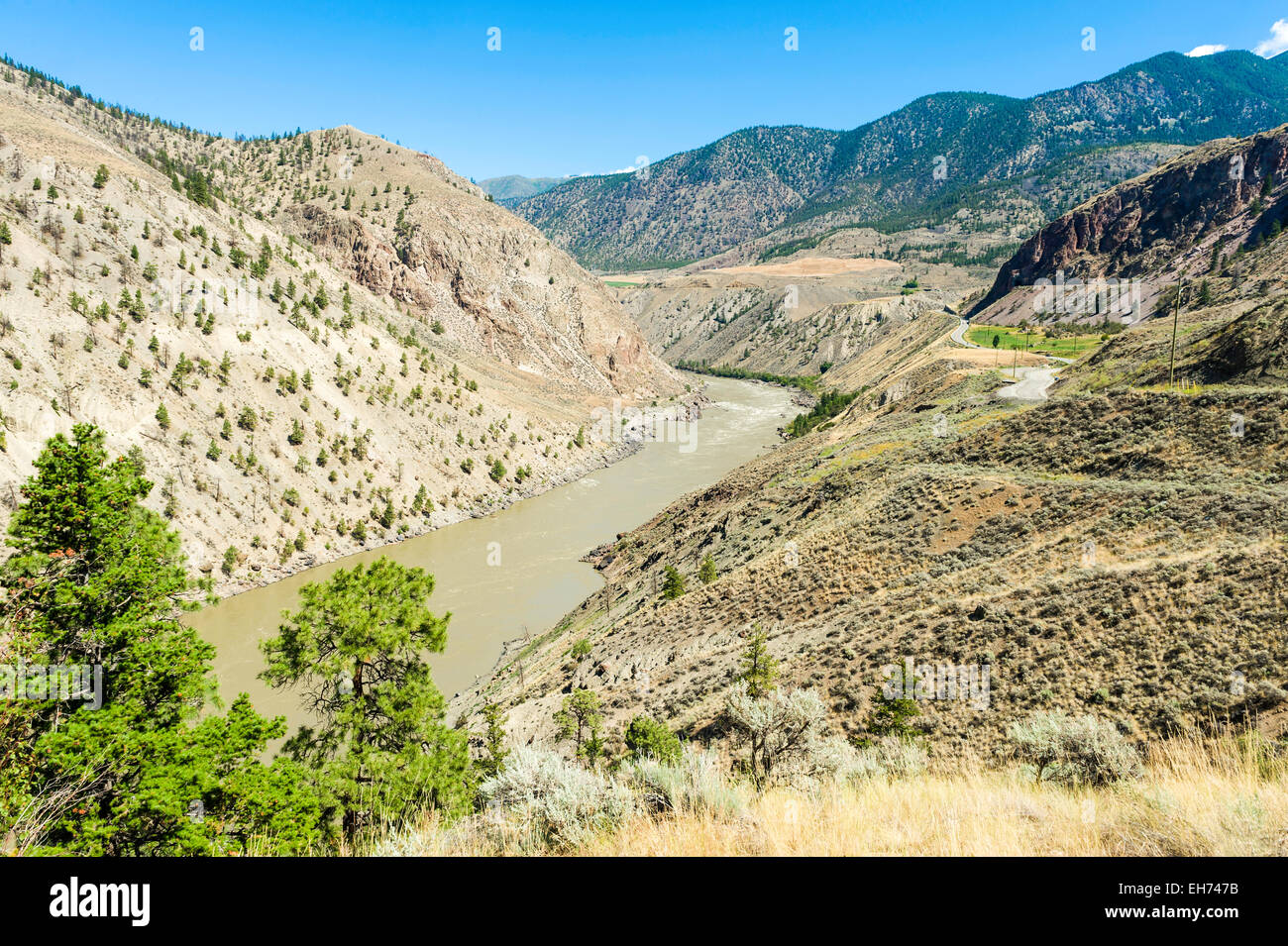 Vista nord-est ad un'ansa del fiume Fraser, con l'Autostrada 99 a destra, vicino alla fontana Valley, Lillooet, BC, Canada. Foto Stock