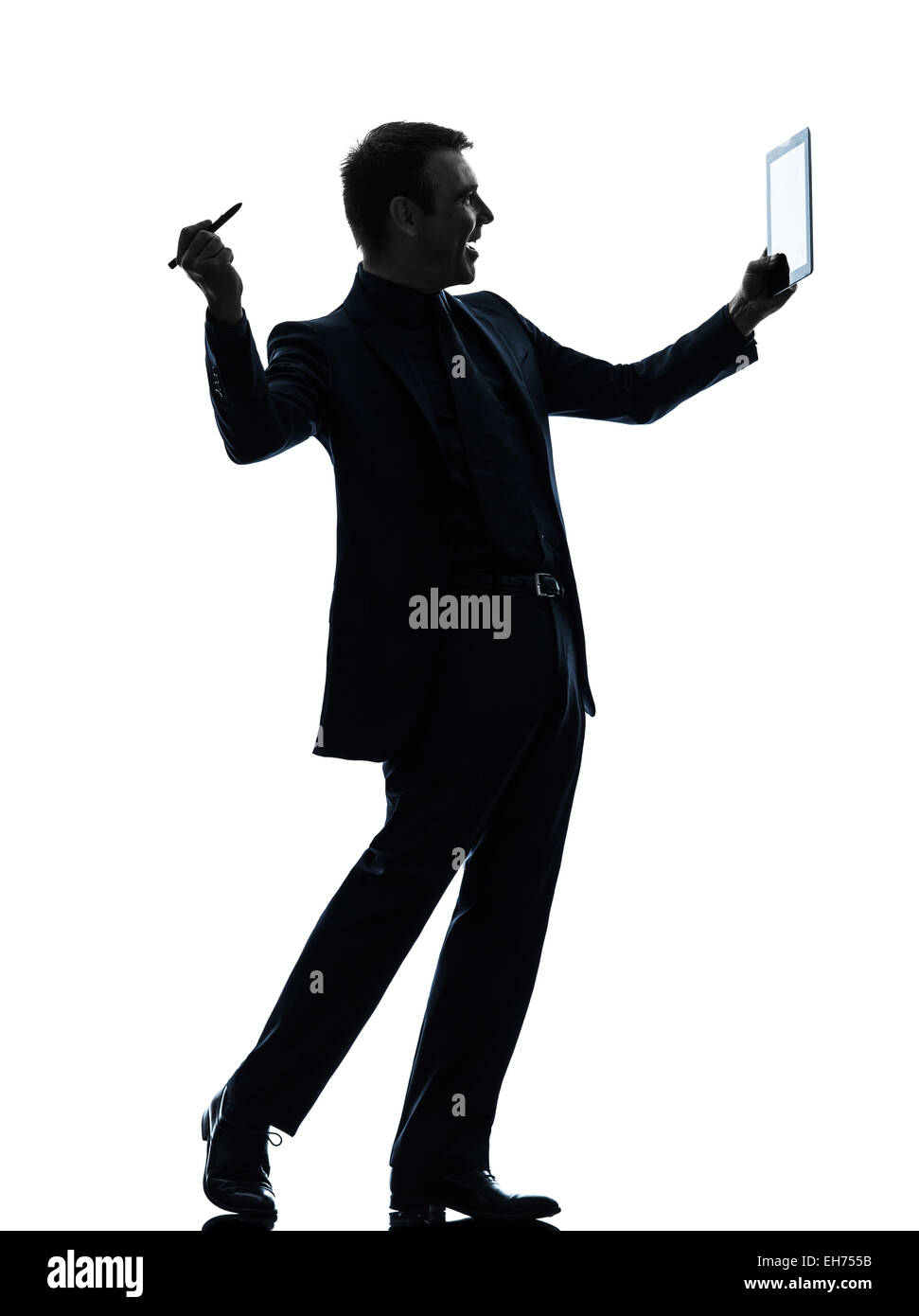 Un business man tenendo la penna digitale compressa dello stilo in silhouette su sfondo bianco Foto Stock