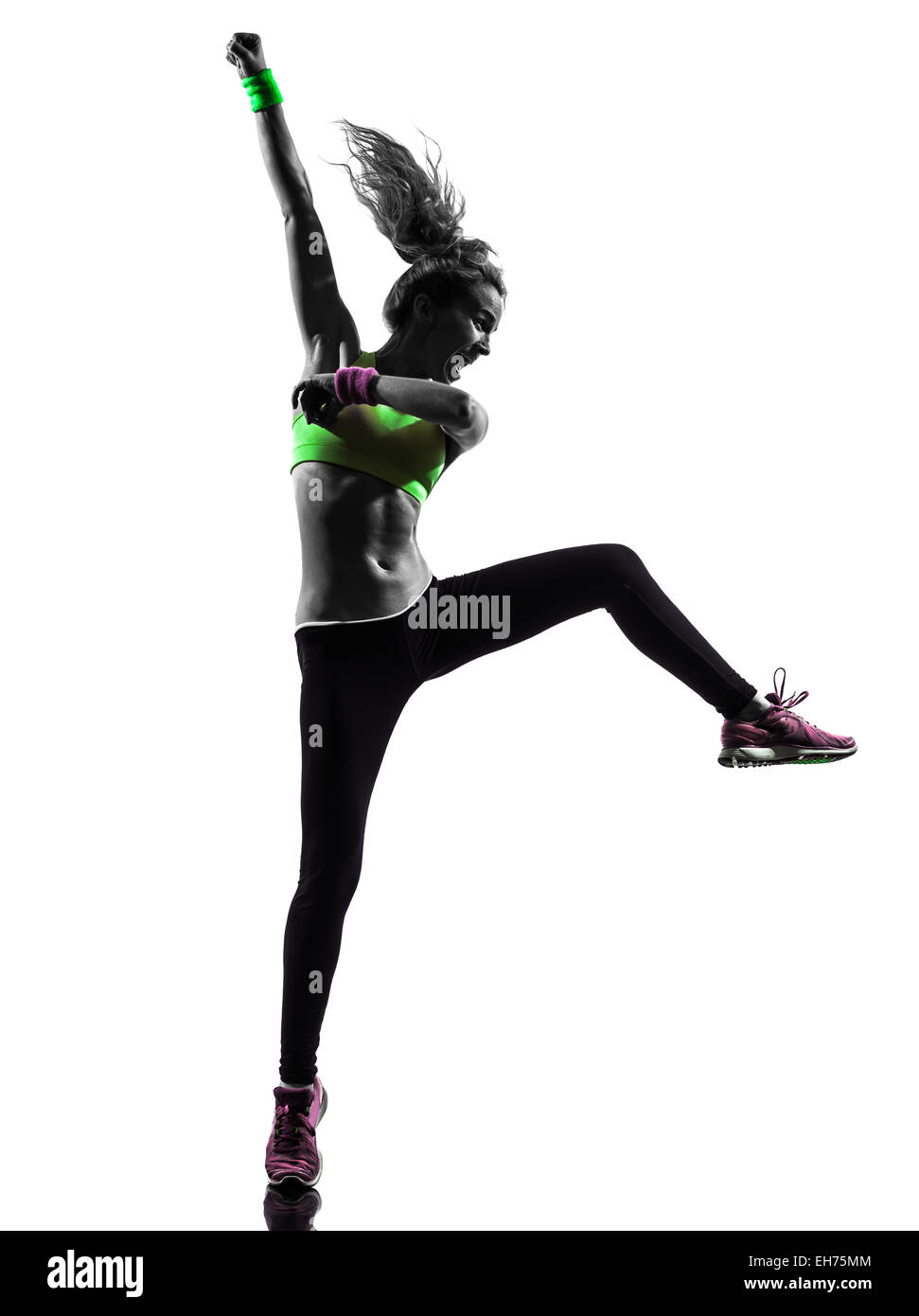 Una donna che esercitano zumba fitness dancing in silhouette su sfondo bianco Foto Stock