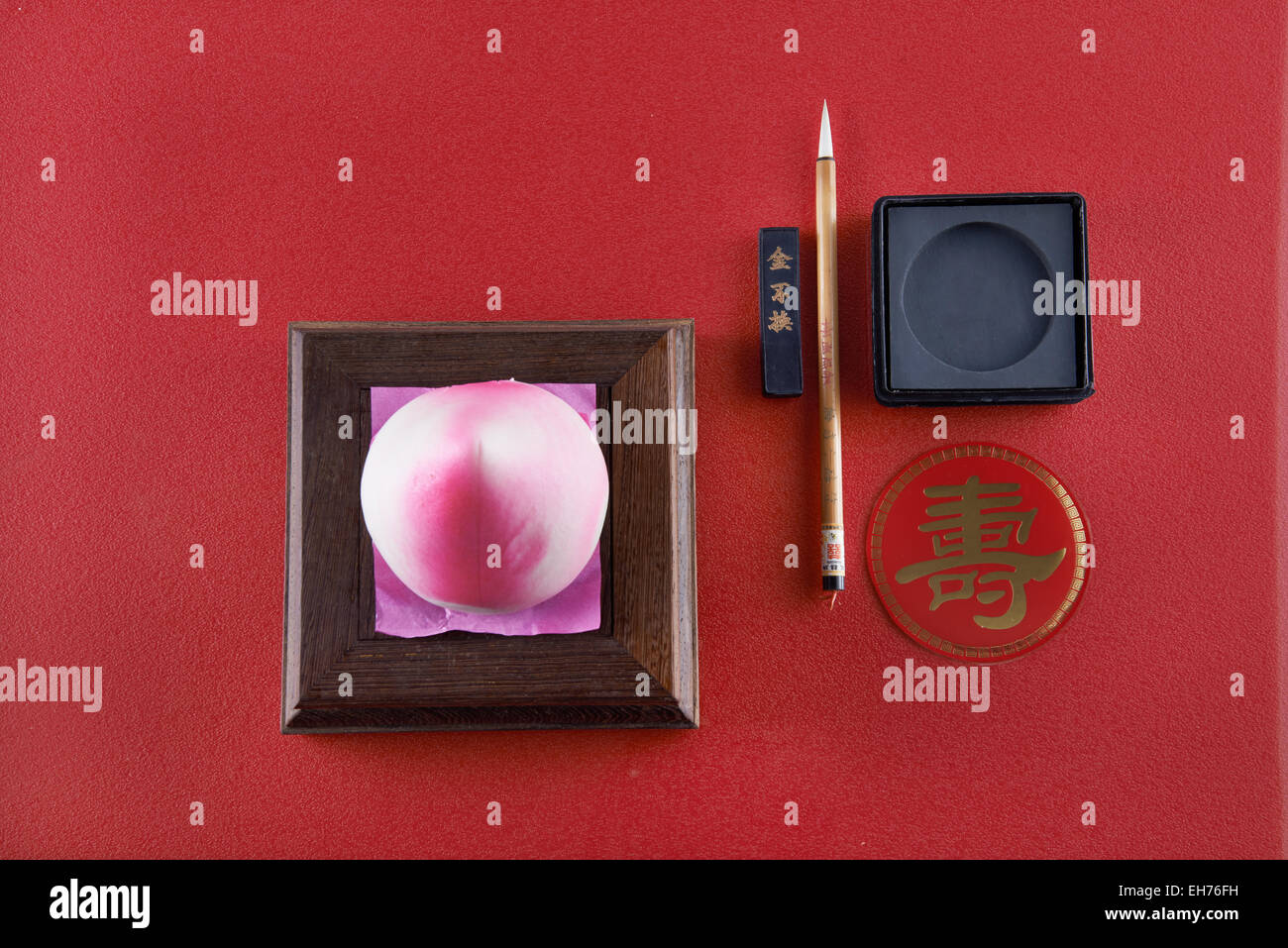 La calligrafia cinese spazzola con bel setup su sfondo rosso Foto Stock