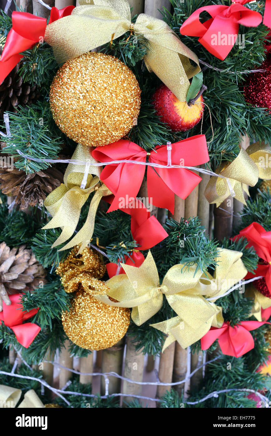 Decorare l'albero di Natale per il nuovo anno. Foto Stock