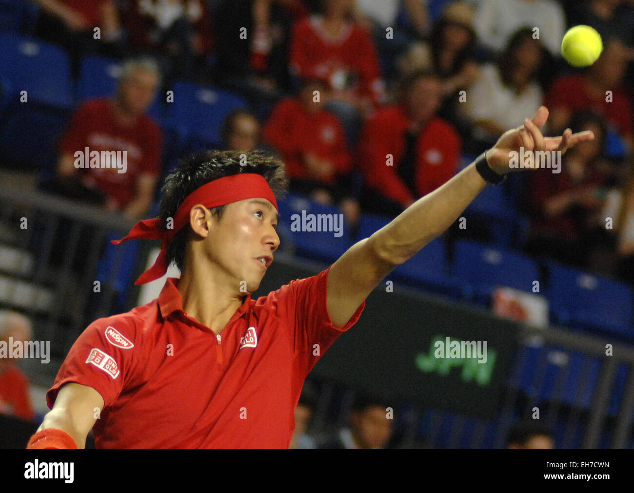 Vancouver, Canada. 8 Mar, 2015. Il Giappone Kei Nishikori serve una palla a del Canada Milos Raonic durante il loro match di Davis Cup torneo di tennis a Vancouver in Canada, 8 marzo 2015. Nishikori sconfitto Raonic 3-2 durante la giornata finale di best-of-cinque gruppo mondiale showdown. Credito: Sergei Bachlakov/Xinhua/Alamy Live News Foto Stock