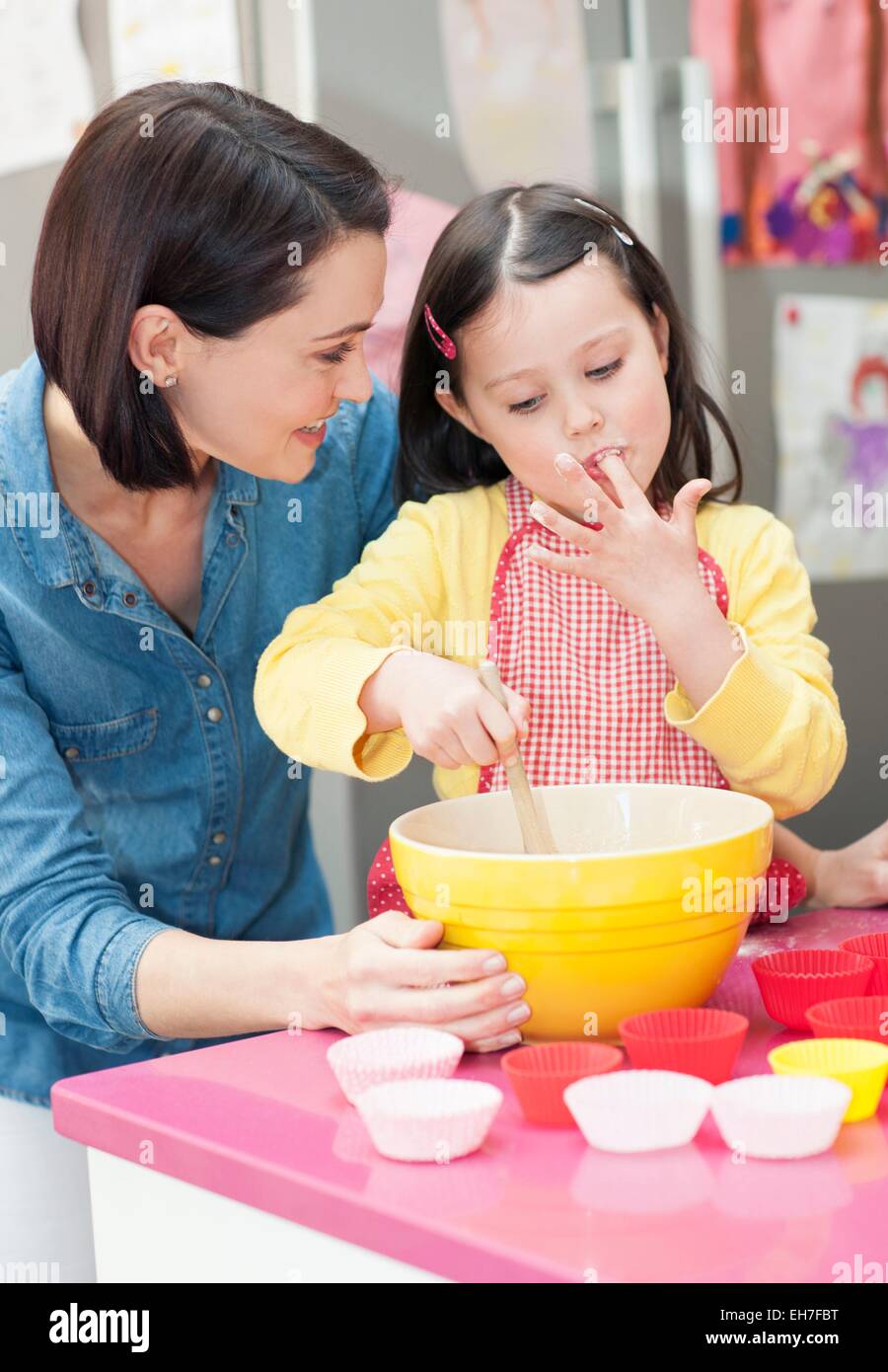 Madre e figlia la cottura Foto Stock