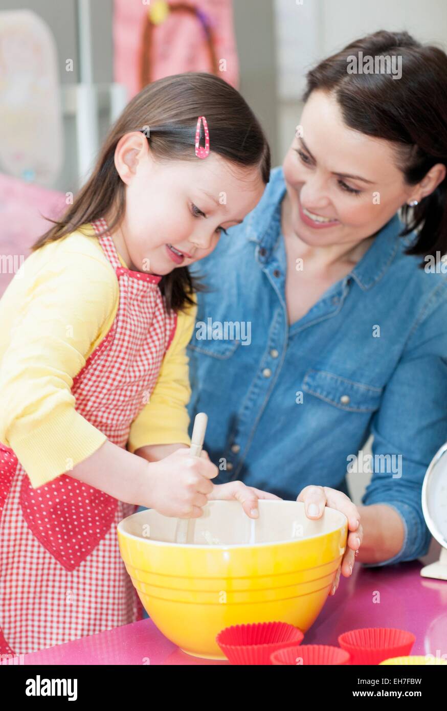 Madre e figlia la cottura Foto Stock