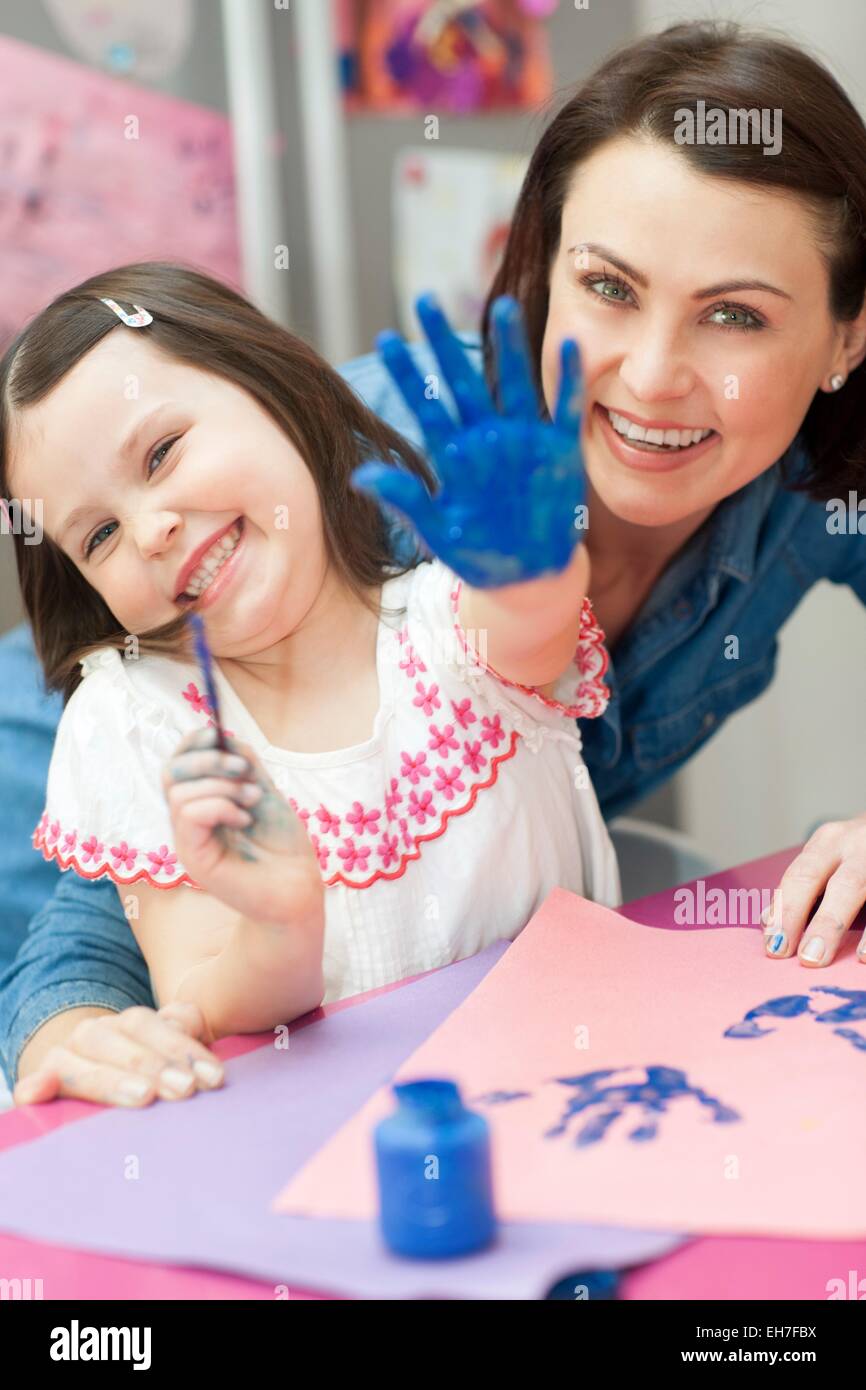 Ragazza giovane pittura Foto Stock