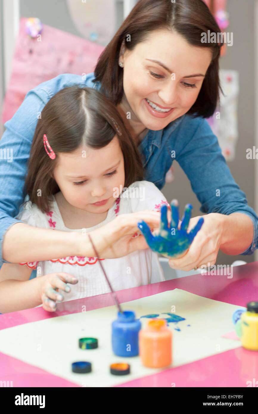 Ragazza giovane pittura Foto Stock