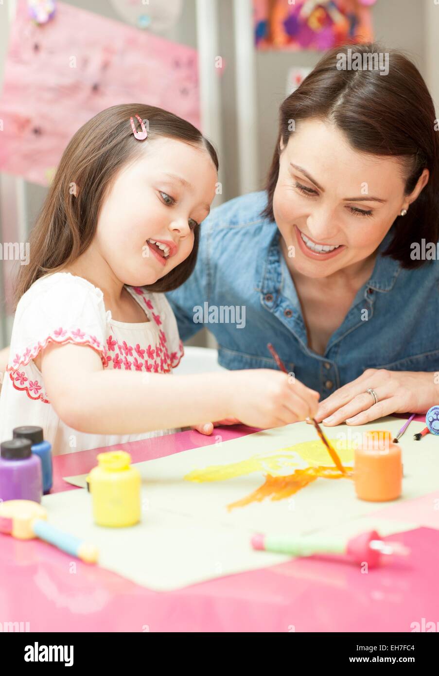 Ragazza giovane pittura Foto Stock