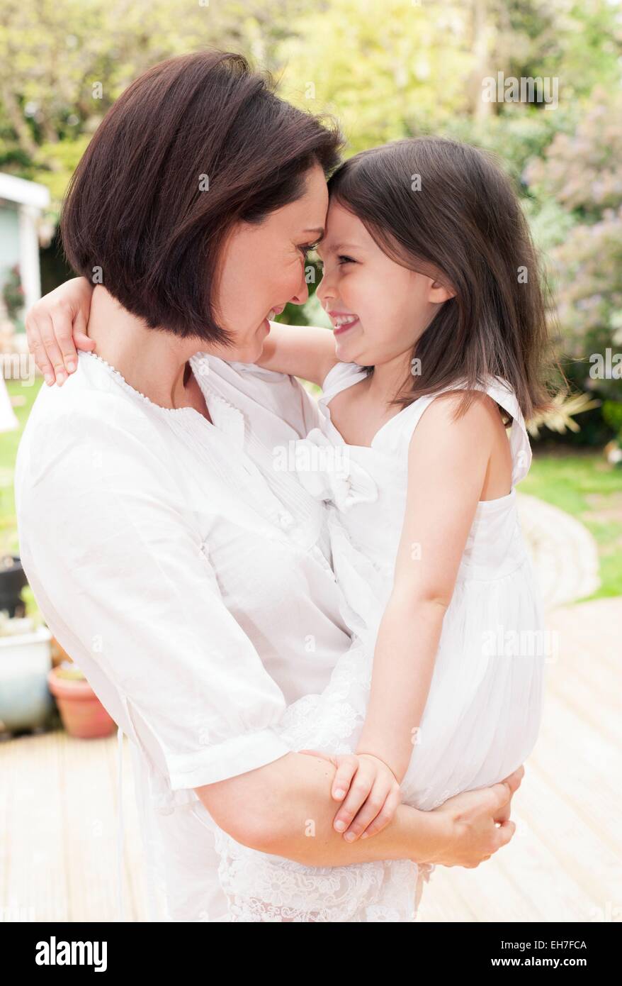 Madre e figlia avvolgente Foto Stock