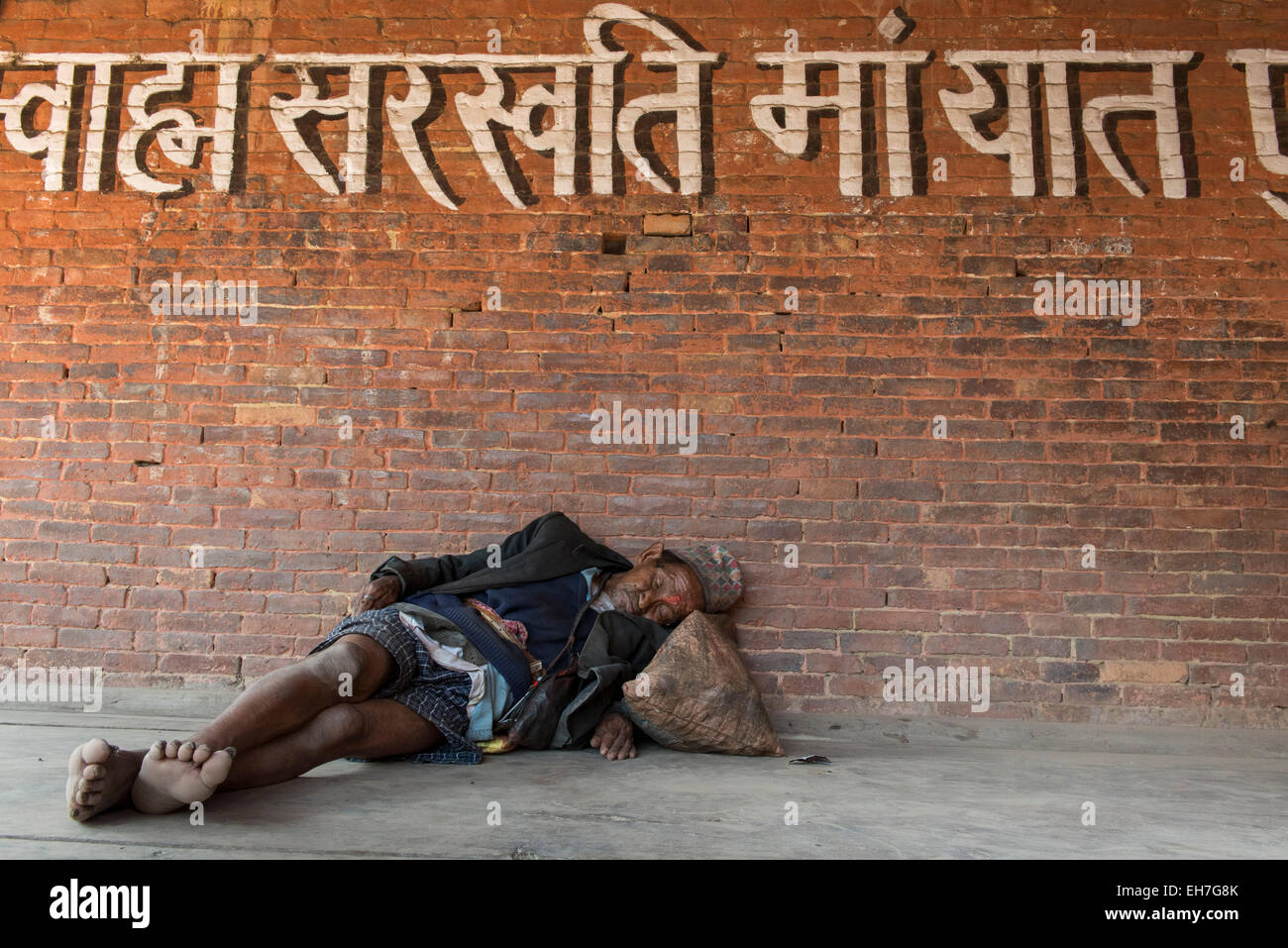 Uomo senza tetto avente un pisolino, Bhaktapur Foto Stock