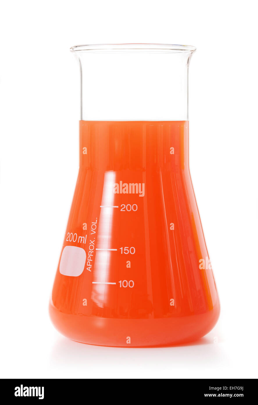 Liquido arancione in una beuta conica Foto Stock