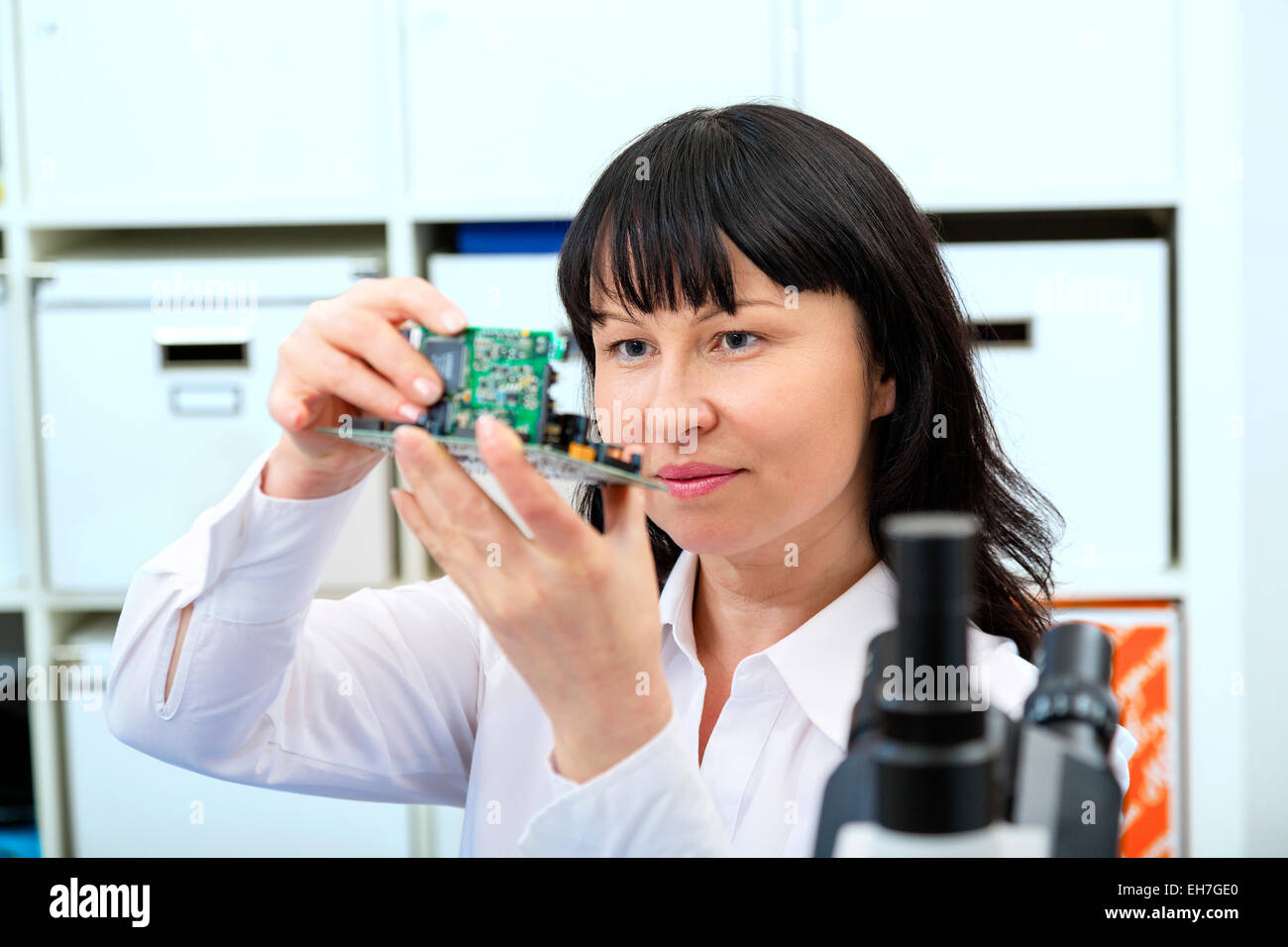 Donna che fa un micro processore Foto Stock