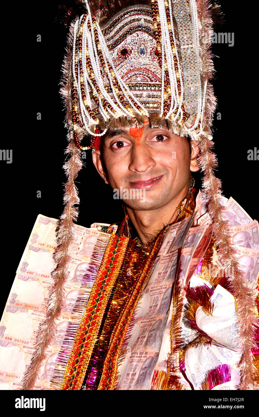 Sposo indù indossando abiti colorati e pronti per il matrimonio Foto Stock