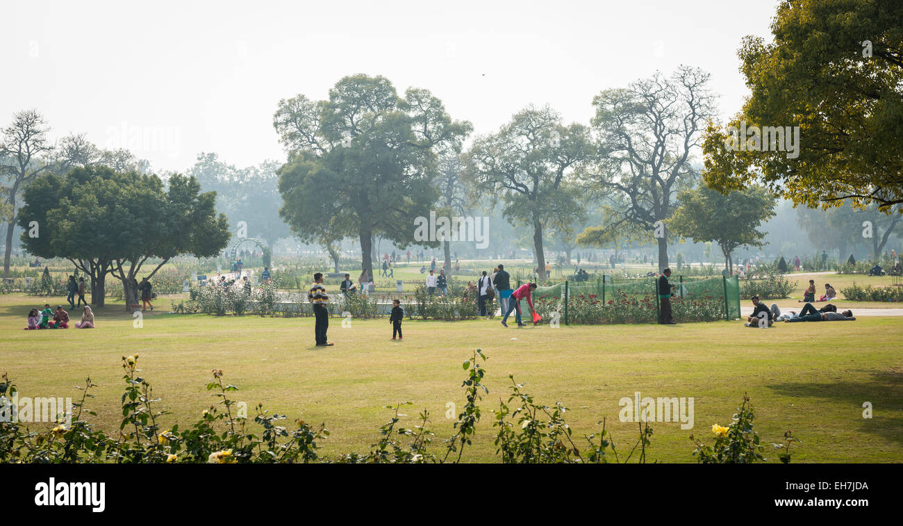 Famiglie rilassante nel giardino di rose nel parco centrale di chandigarh, India Foto Stock