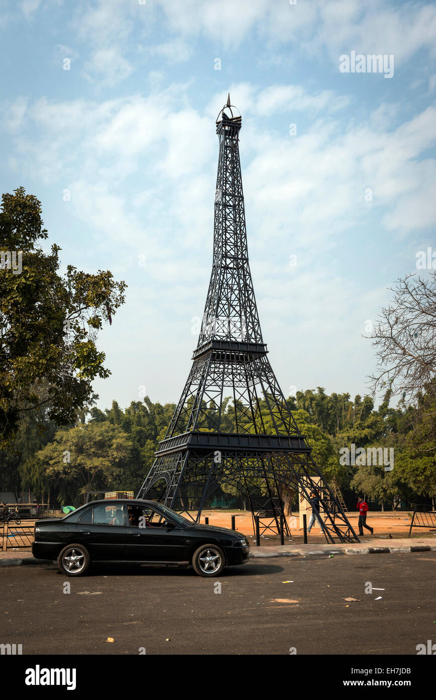 Un modello della torre Eiffel nel parco centrale di chandigarh, India Foto Stock