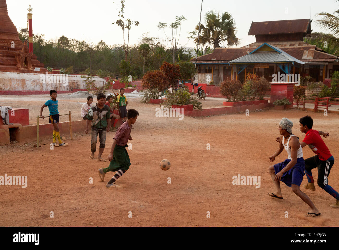Bambini birmani a giocare il gioco del calcio (soccer ), Lago Inle, Myanmar ( Birmania ), Asia Foto Stock