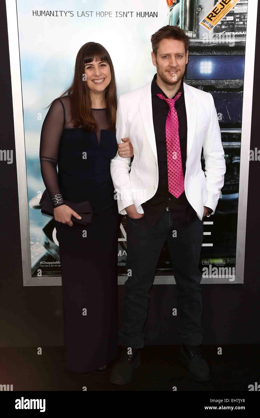 Direttore Neill Blomkamp (R) e scrittore Terri Tatchell assistere alla premiere di 'Chappie' a AMC Loews Lincoln Square. Foto Stock