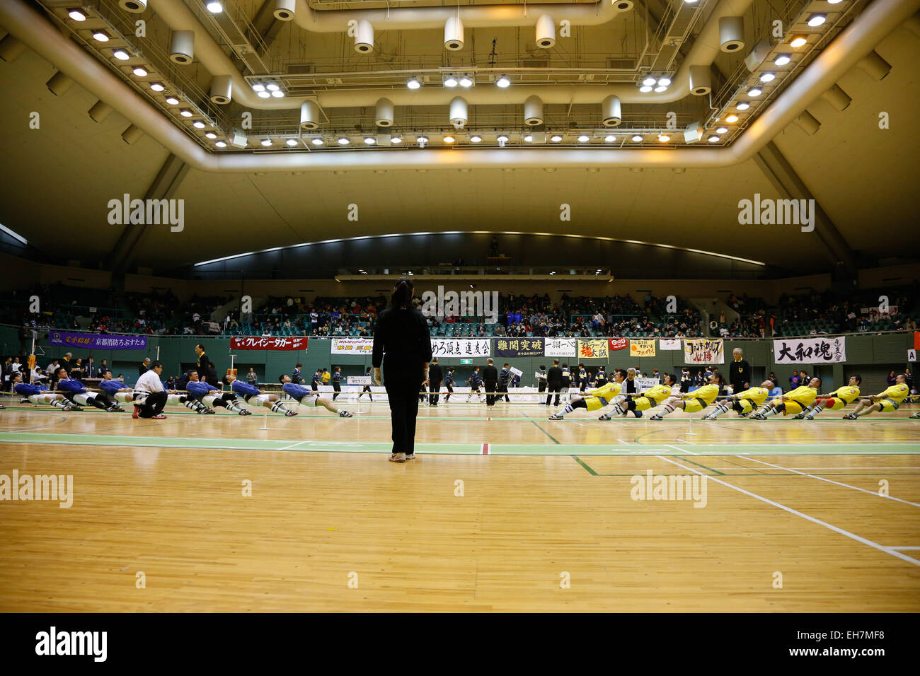 Komazawa palestra, Tokyo, Giappone. 8 Mar, 2015. Vista generale, 8 marzo 2015 - Tug of War sport : 2015 tutto il Giappone rimorchiatore di guerra campionato sport gli uomini la luce del peso medio (-600 kg) a Komazawa palestra, Tokyo, Giappone. © AFLO SPORT/Alamy Live News Foto Stock