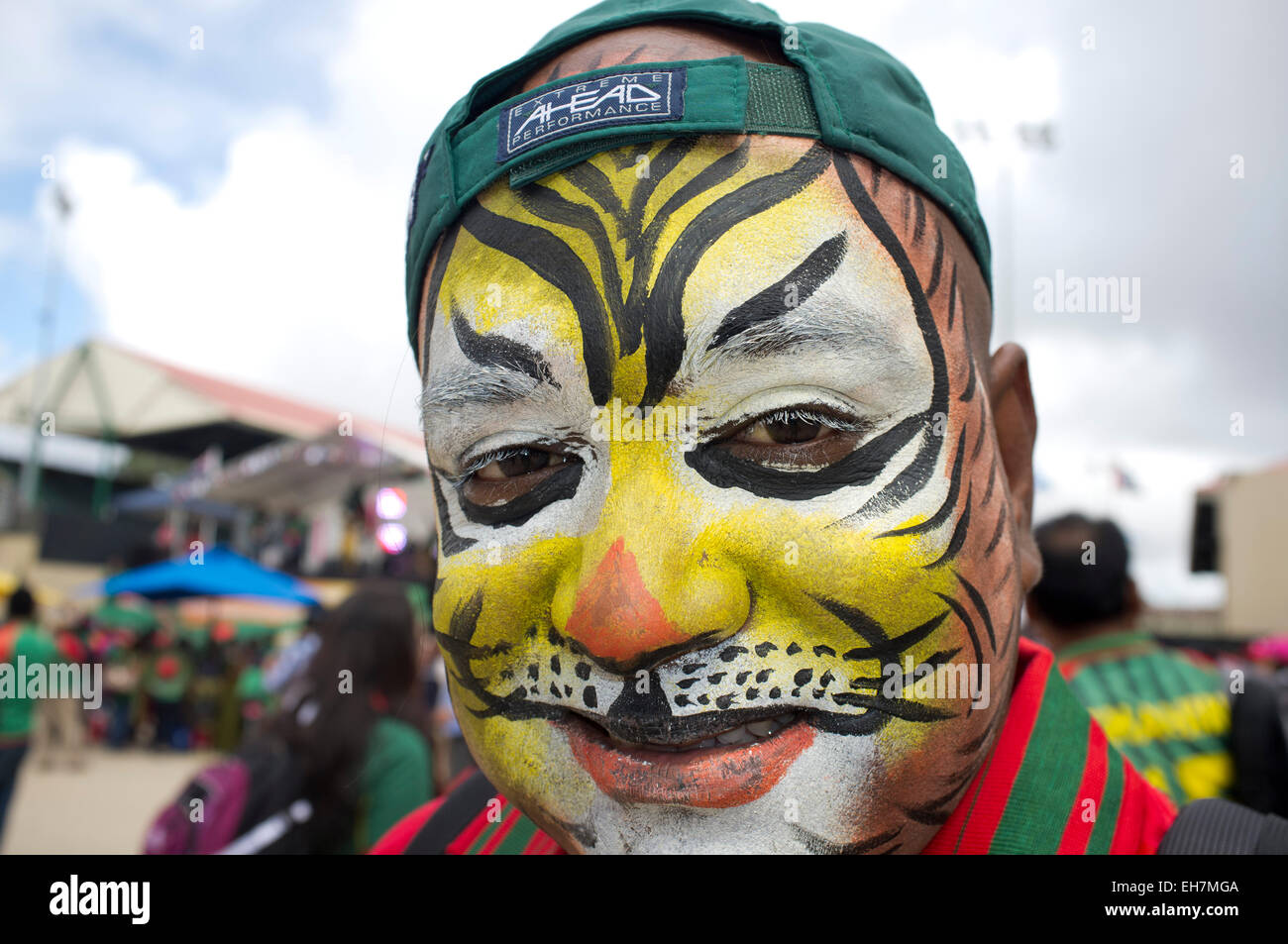 Adelaide Australia. Il 9 marzo 2015. Bangladesh tifosi di cricket mostrano spirito in contrasto con l'esercito Barmy fans davanti all'Inghilterra v Bangladesh ICC Cricket World corrispondono a Adelaide Oval Credito: amer ghazzal/Alamy Live News Foto Stock