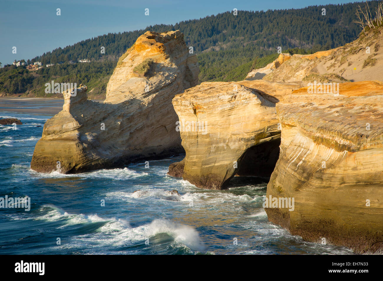 Le formazioni rocciose lungo la costa di Cape Kiwanda, Oregon, Stati Uniti d'America Foto Stock