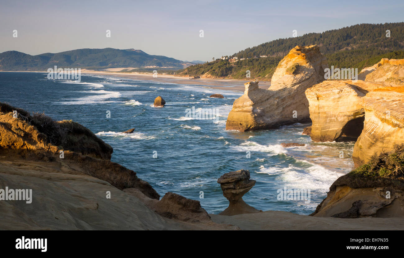 Le formazioni rocciose lungo la costa di Cape Kiwanda, Oregon, Stati Uniti d'America Foto Stock