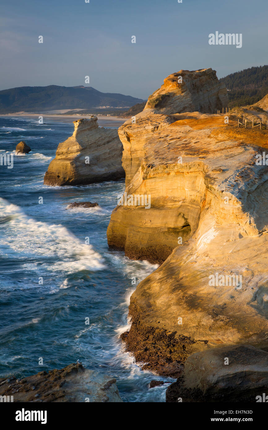 Le formazioni rocciose lungo la costa di Cape Kiwanda, Oregon, Stati Uniti d'America Foto Stock