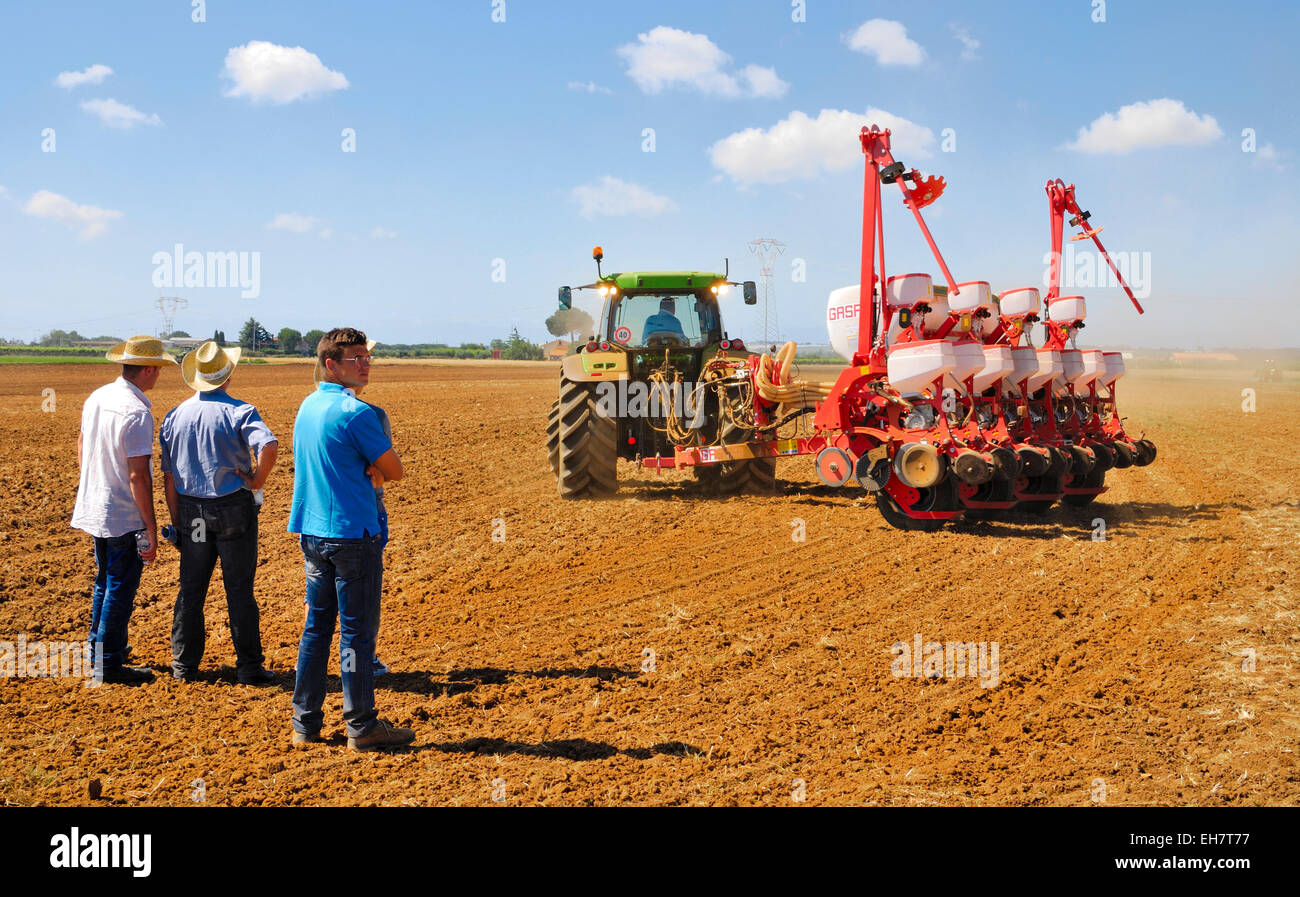 Esposizione di trattori nuovi in una fiera agricola in Agro Pontino, Lazio, Italia centrale. Foto Stock