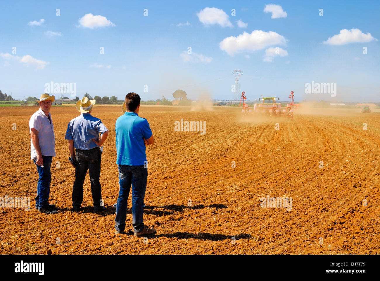 Esposizione di trattori nuovi in una fiera agricola in Agro Pontino, Lazio, Italia centrale. Foto Stock