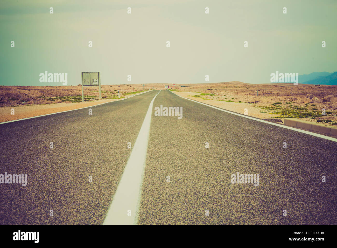 Linea bianca su una strada principale Foto Stock