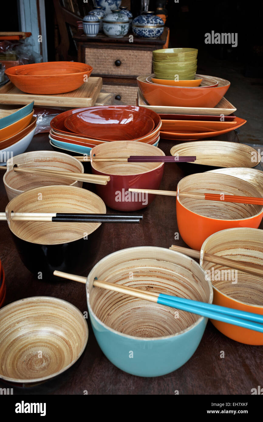 Bambù ciotole di legno colorato. Ciotole in legno di bambù lucide e colorate, ciotole per alimenti, piatti e utensili per la casa. Thailandia, S. E. Asia Foto Stock