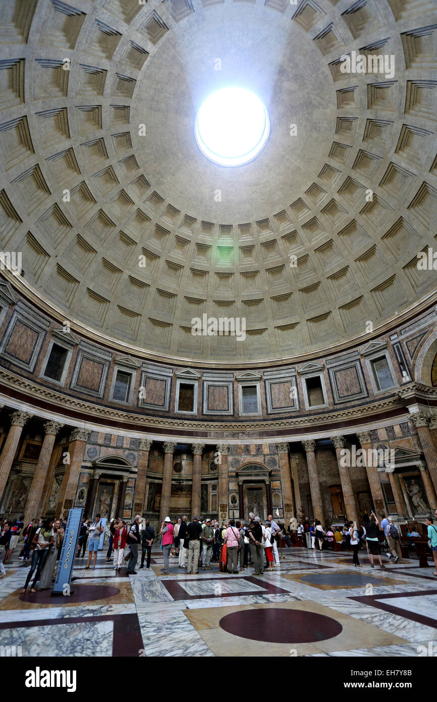 Il Pantheon con la sua cupola mozzafiato è una icona fra gli antichi monumenti di Roma. Foto Stock