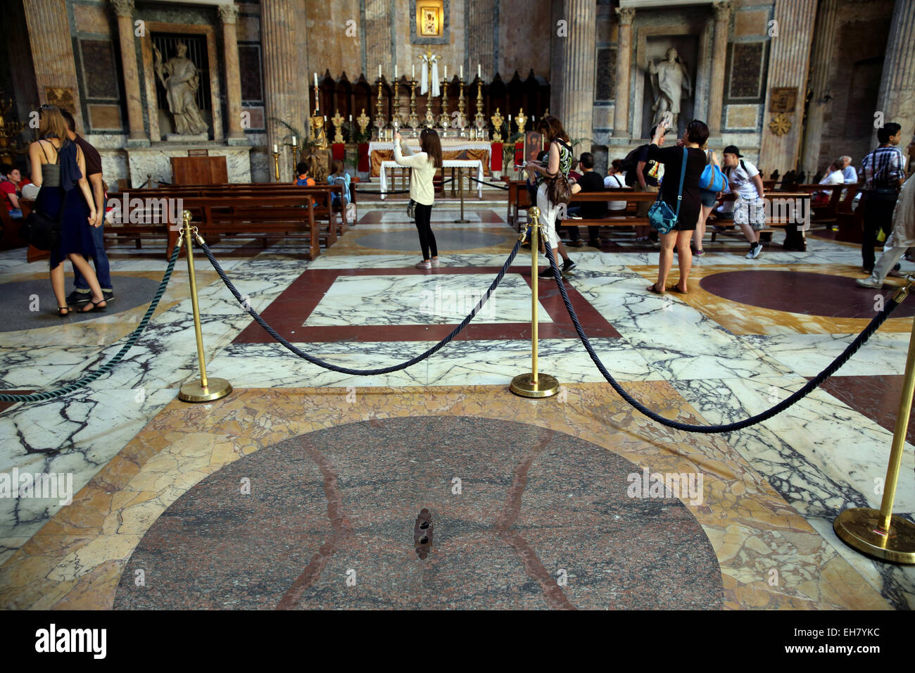 Il Pantheon con la sua cupola mozzafiato è una icona fra gli antichi monumenti di Roma. Foto Stock