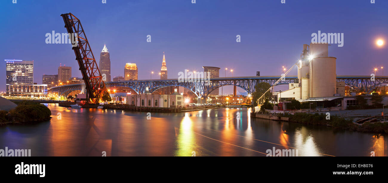 Full Moon Rising in Cleveland, Ohio, Stati Uniti d'America Foto Stock