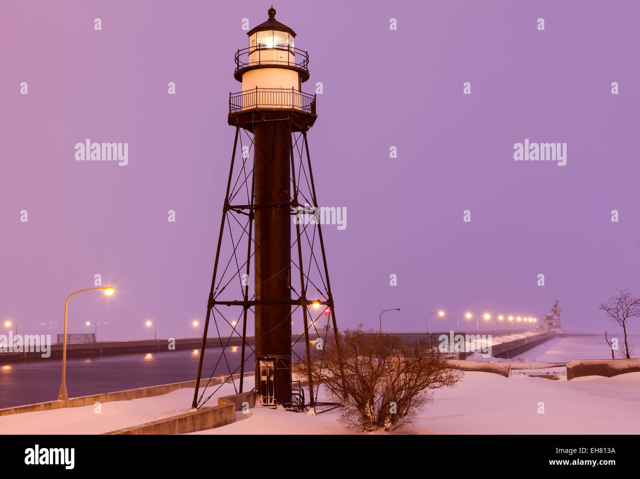 Il porto di Duluth Sud frangiflutti faro interno durante la tempesta di neve. Due ulteriori fari in background.Grand Marais, Minnesot Foto Stock