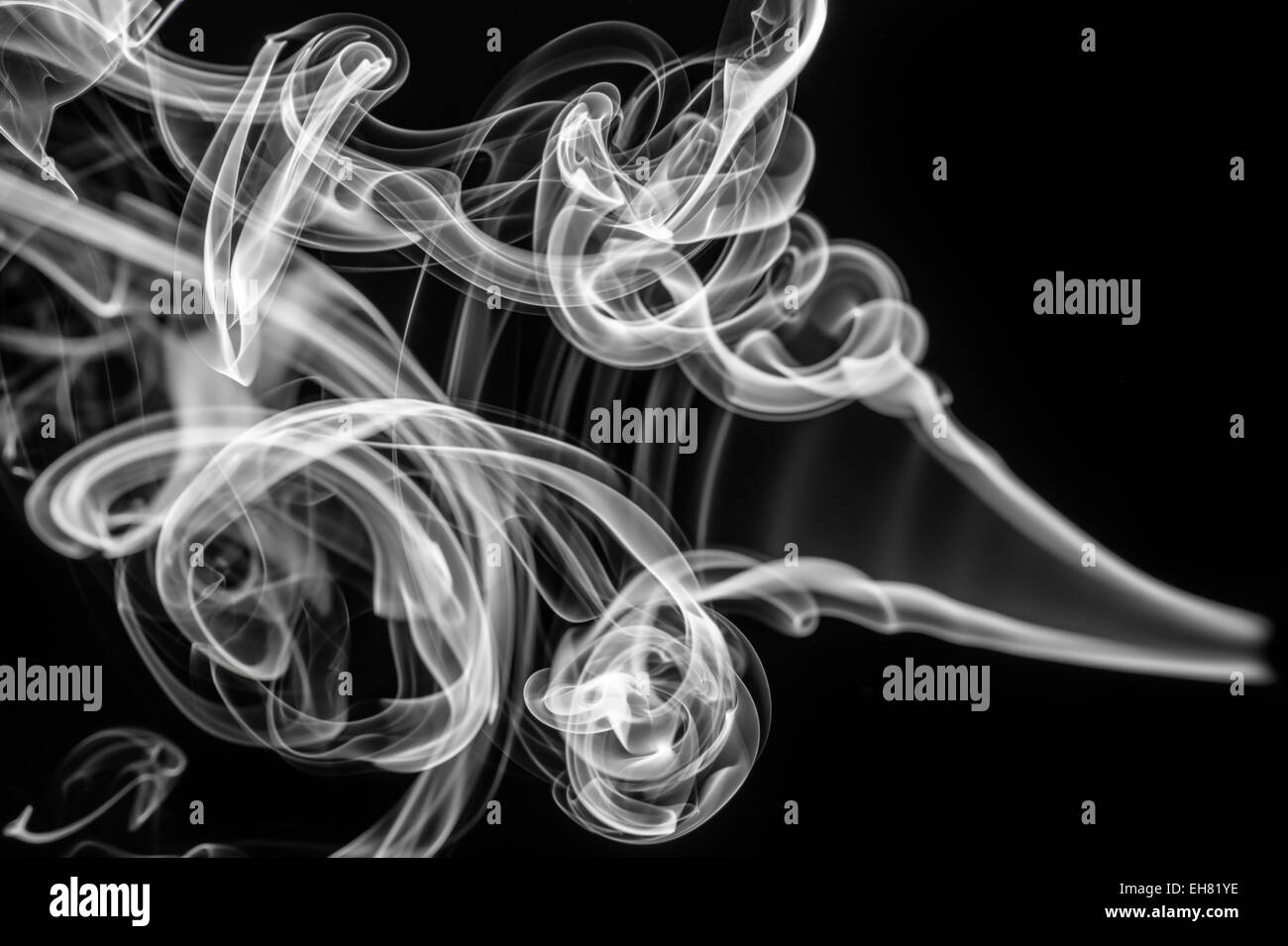 Configurazione astratta: fumo bianco volute e curve su nero Foto Stock