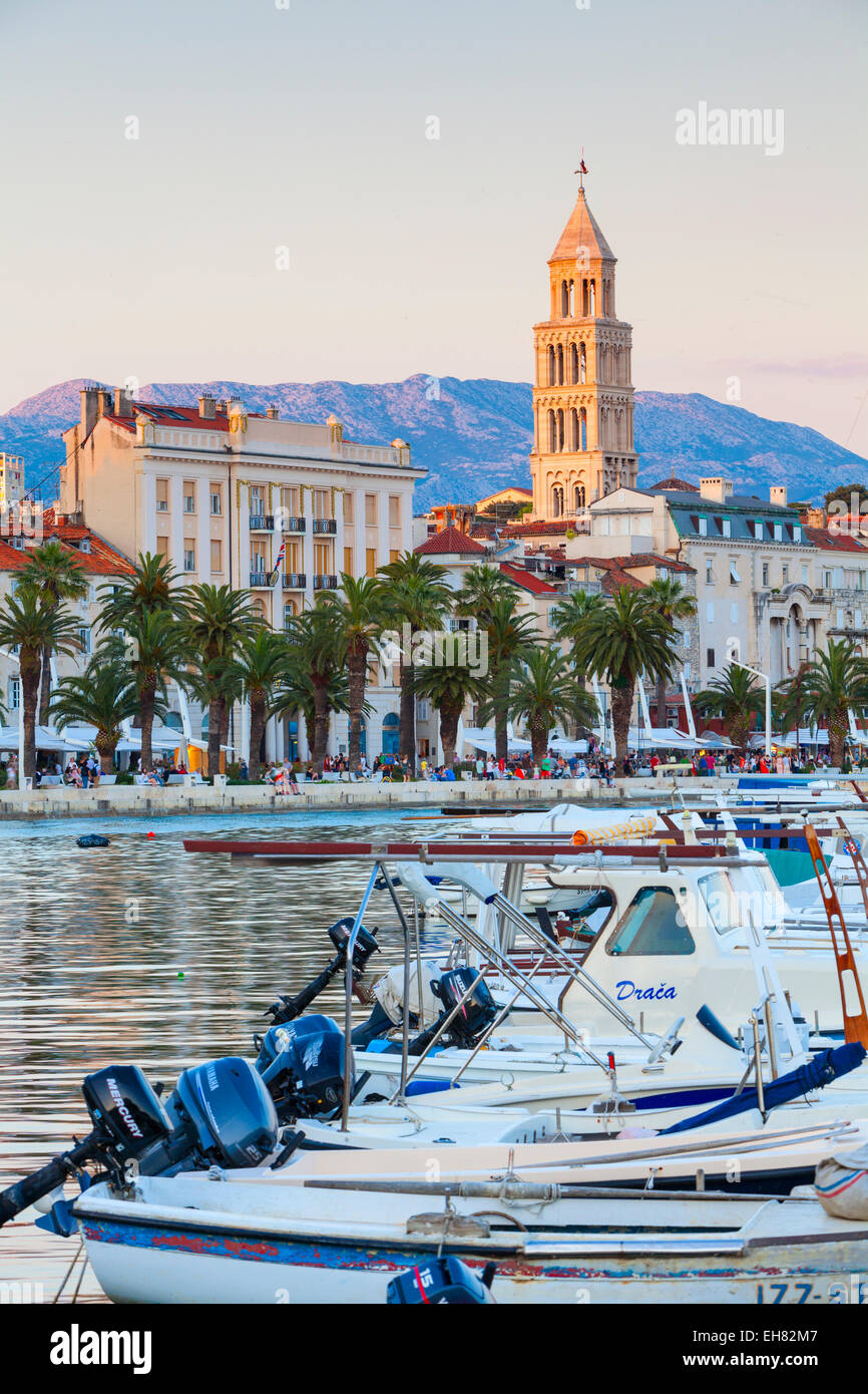 San Domnio Duomo Torre Campanaria e pittoresco porto di Stari Grad (Città Vecchia), Split, Centrale Dalmazia, Croazia, Europa Foto Stock