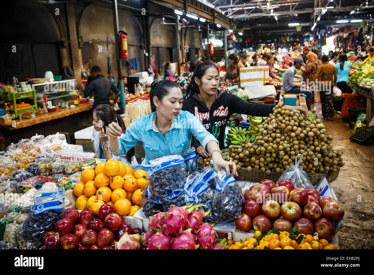 Le persone al mercato alimentare, Siem Reap, Cambogia, Indocina, Asia sud-orientale, Asia Foto Stock