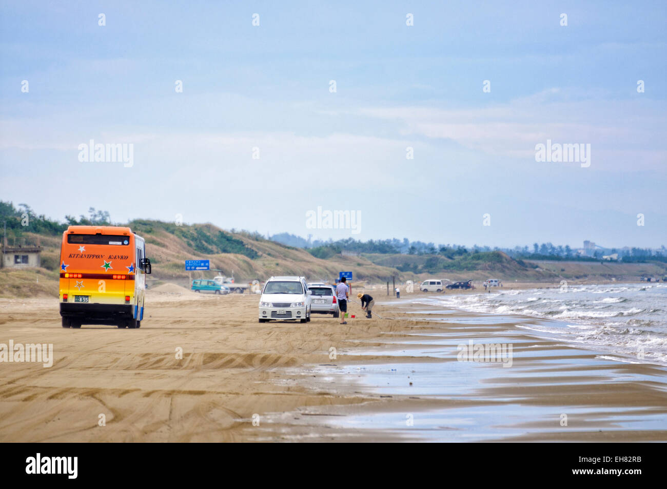 I veicoli sulla spiaggia - questa spiaggia è ufficialmente una strada. Foto Stock