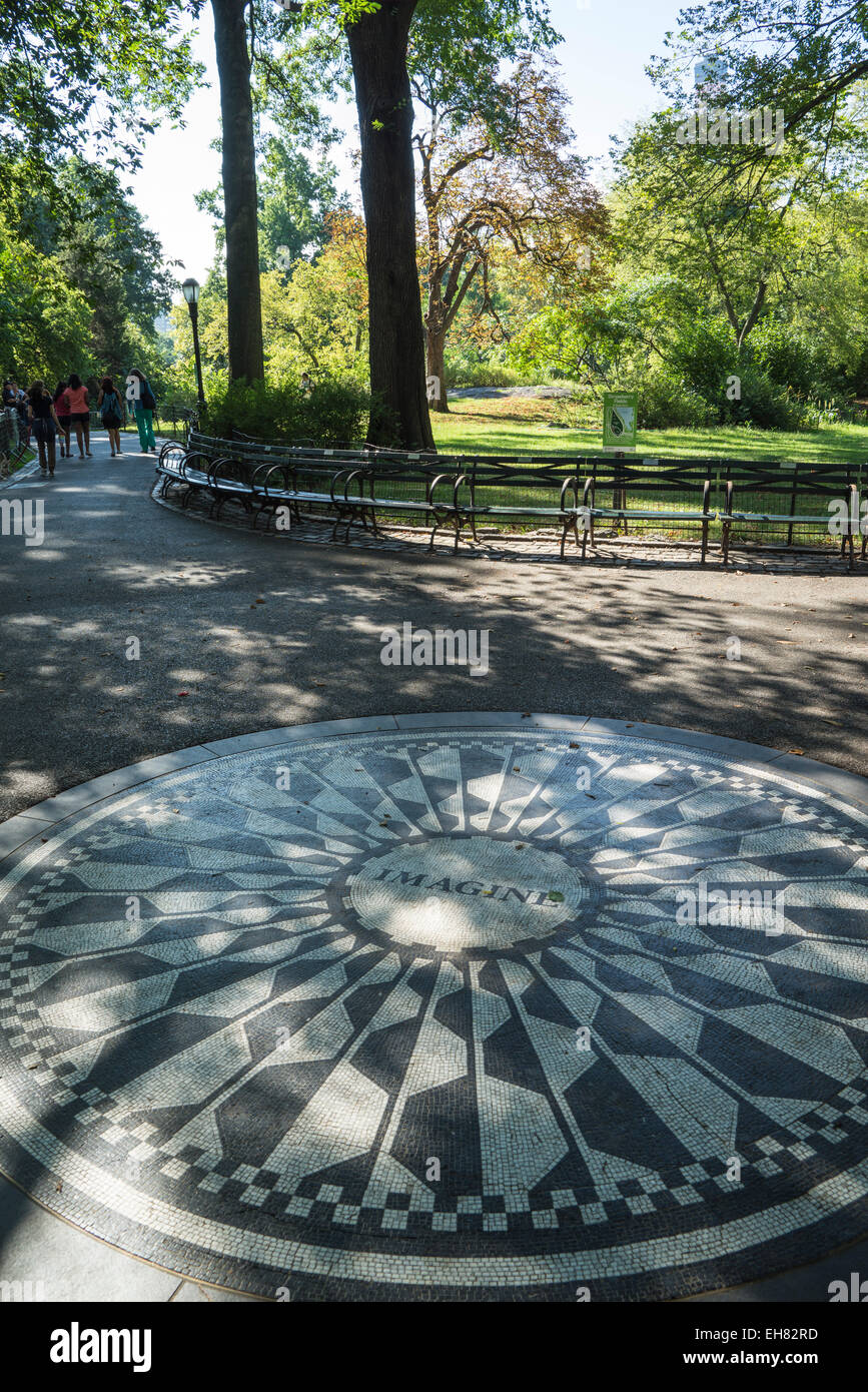 Strawberry Fields Memorial, immaginare il mosaico in memoria di ex Beatle John Lennon, Central Park, Manhattan, New York City, Stati Uniti d'America Foto Stock