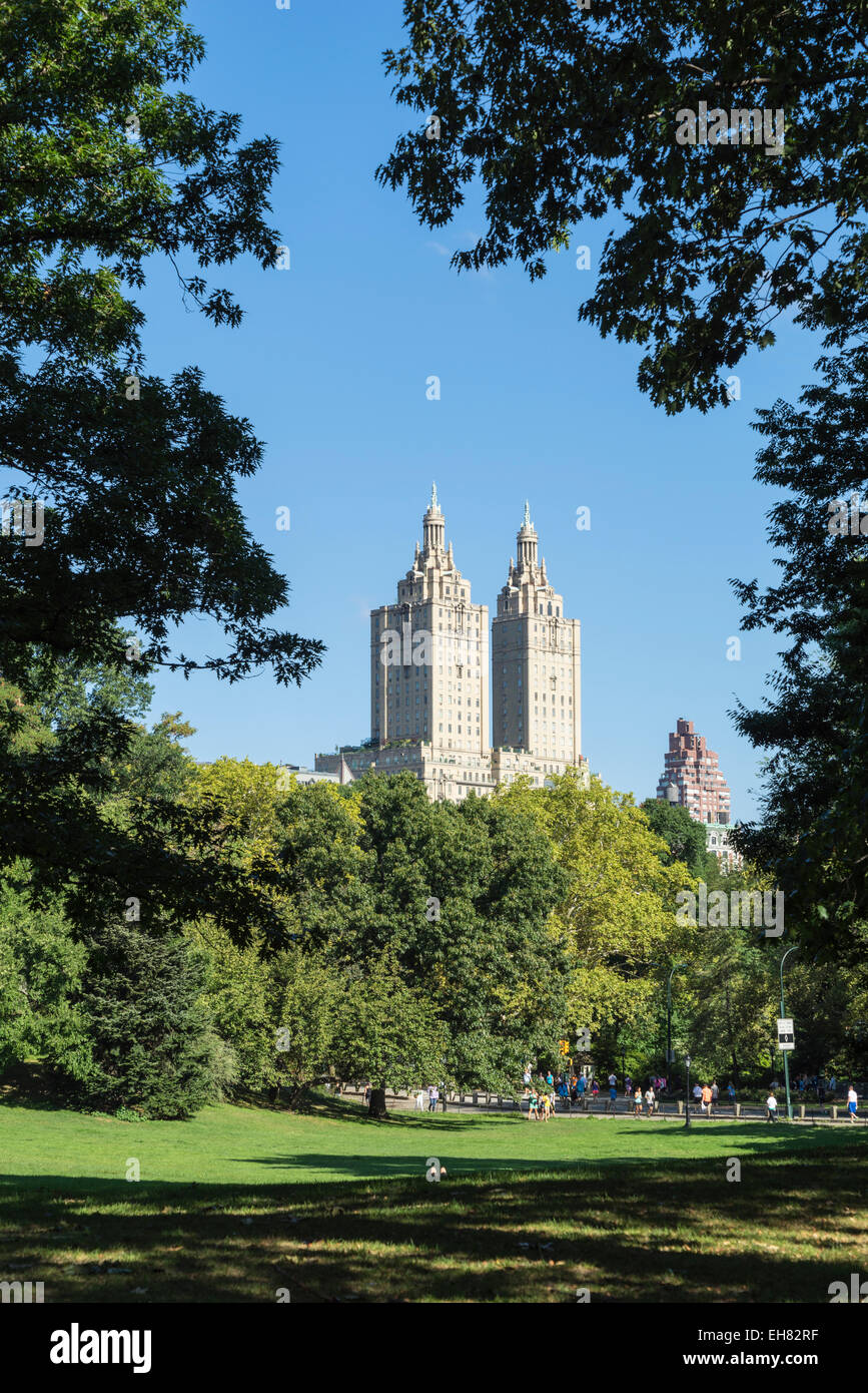 Central Park con il San Remo edificio oltre gli alberi, Manhattan, New York, New York, Stati Uniti d'America Foto Stock
