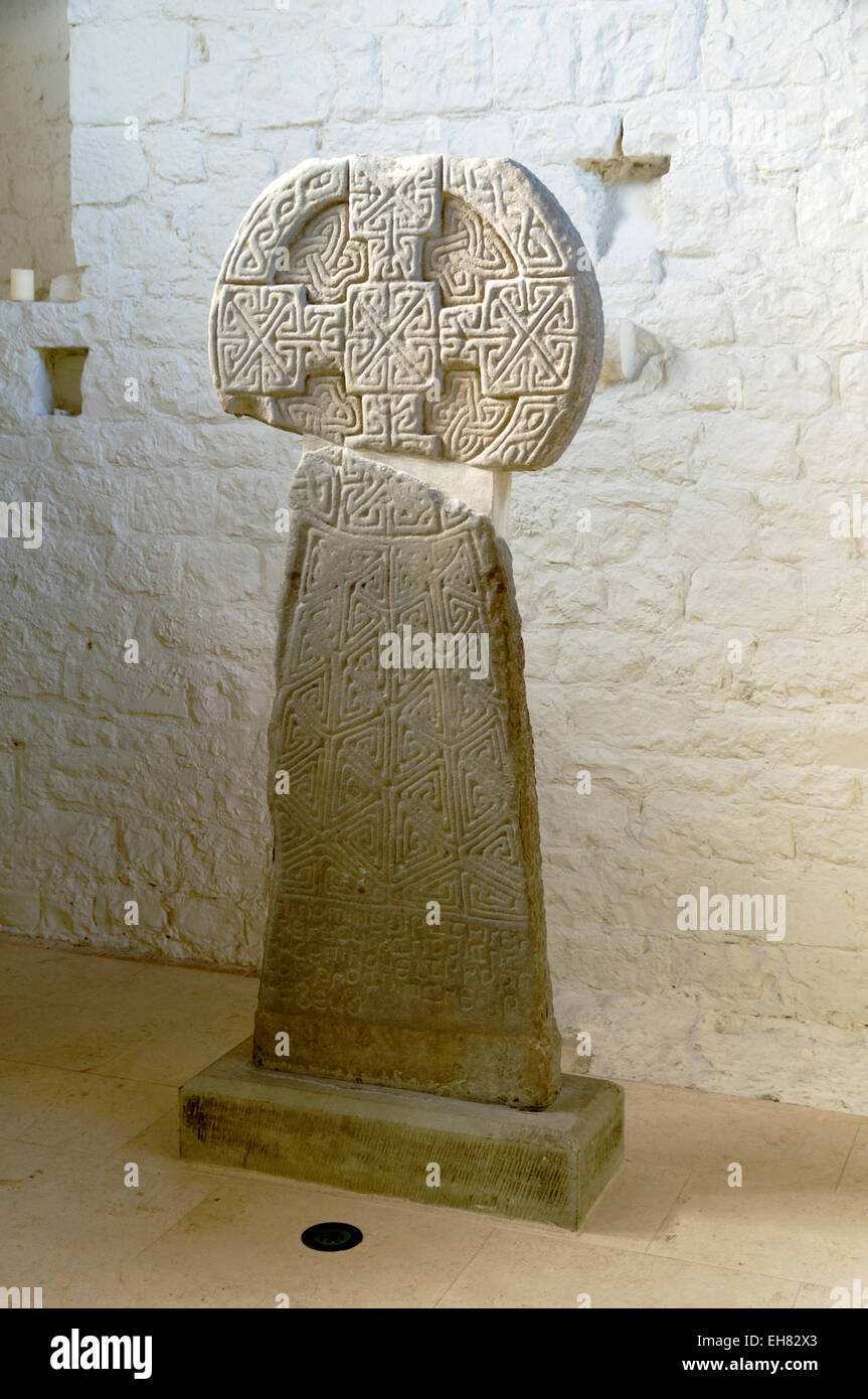 Croce di Houelt, fine ix inizio del X secolo Celtic Cross, St Illtyds Chiesa, Llantwit Major, Vale of Glamorgan, South Wales, Regno Unito Foto Stock