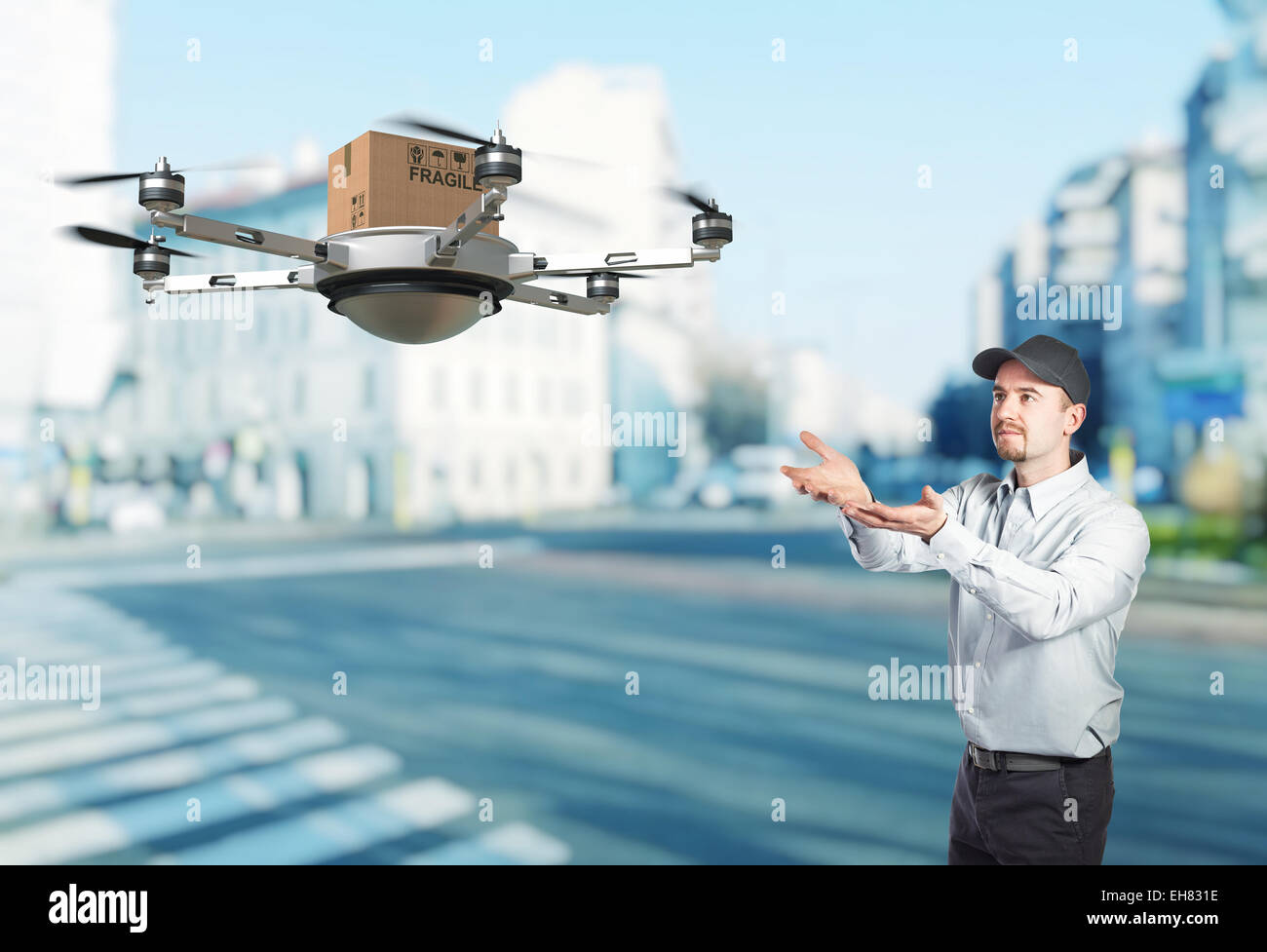 Uomo di consegna e 3d drone Foto Stock