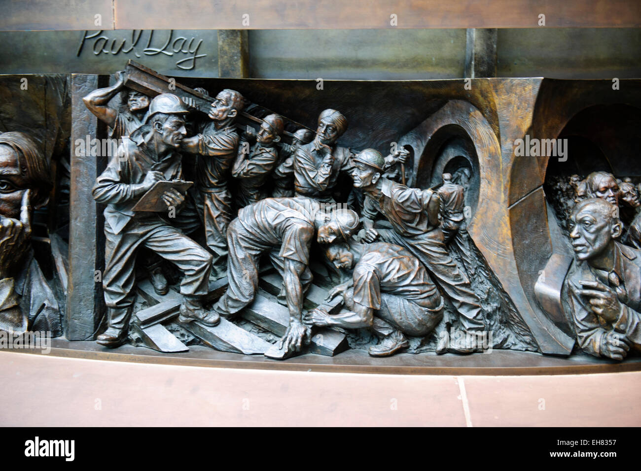 Paolo giorni scultura"Il luogo di incontro in bronzo con 3d placche in bronzo ai piedi della statua.St Pancras Stazione ristrutturata,Londra,UK Foto Stock