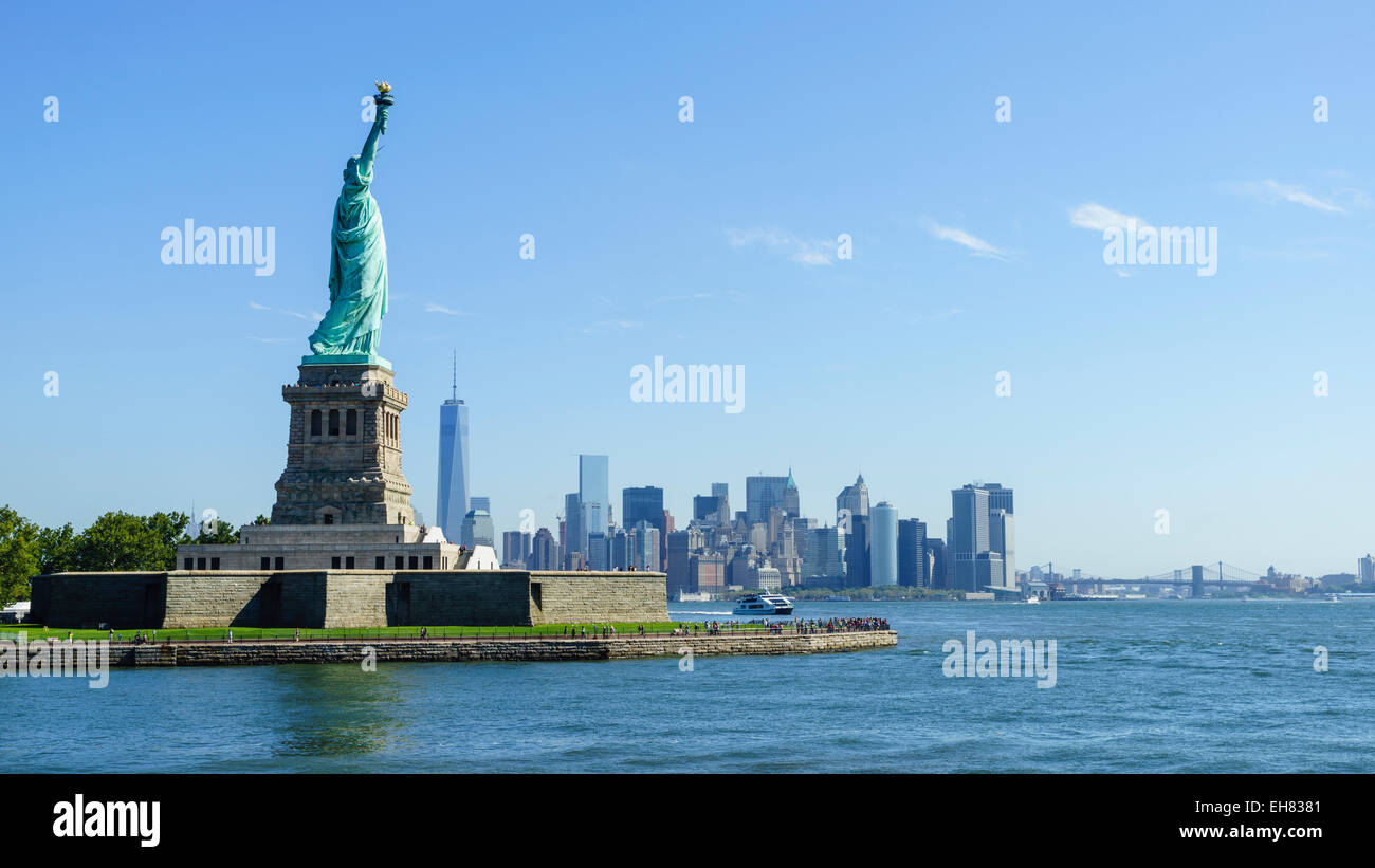 La Statua della Libertà e il Liberty Island con lo skyline di Manhattan in vista, la città di New York, New York, Stati Uniti d'America Foto Stock