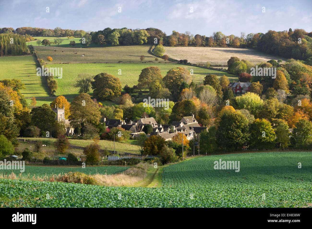 Villaggio in autunno, Upper Slaughter, Cotswolds, Gloucestershire, England, Regno Unito, Europa Foto Stock