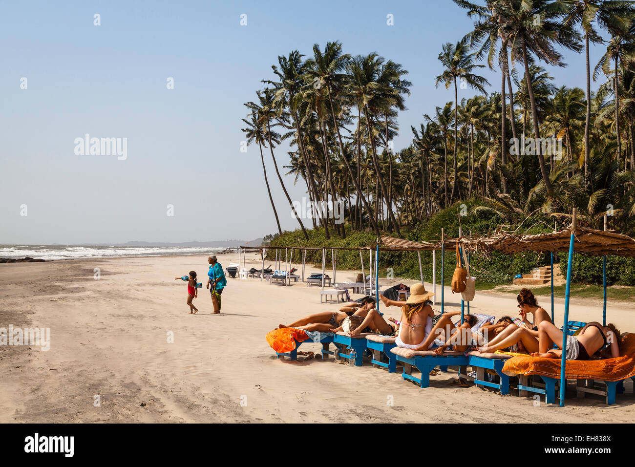 Le persone in spiaggia Ashvem, Goa, India, Asia Foto Stock