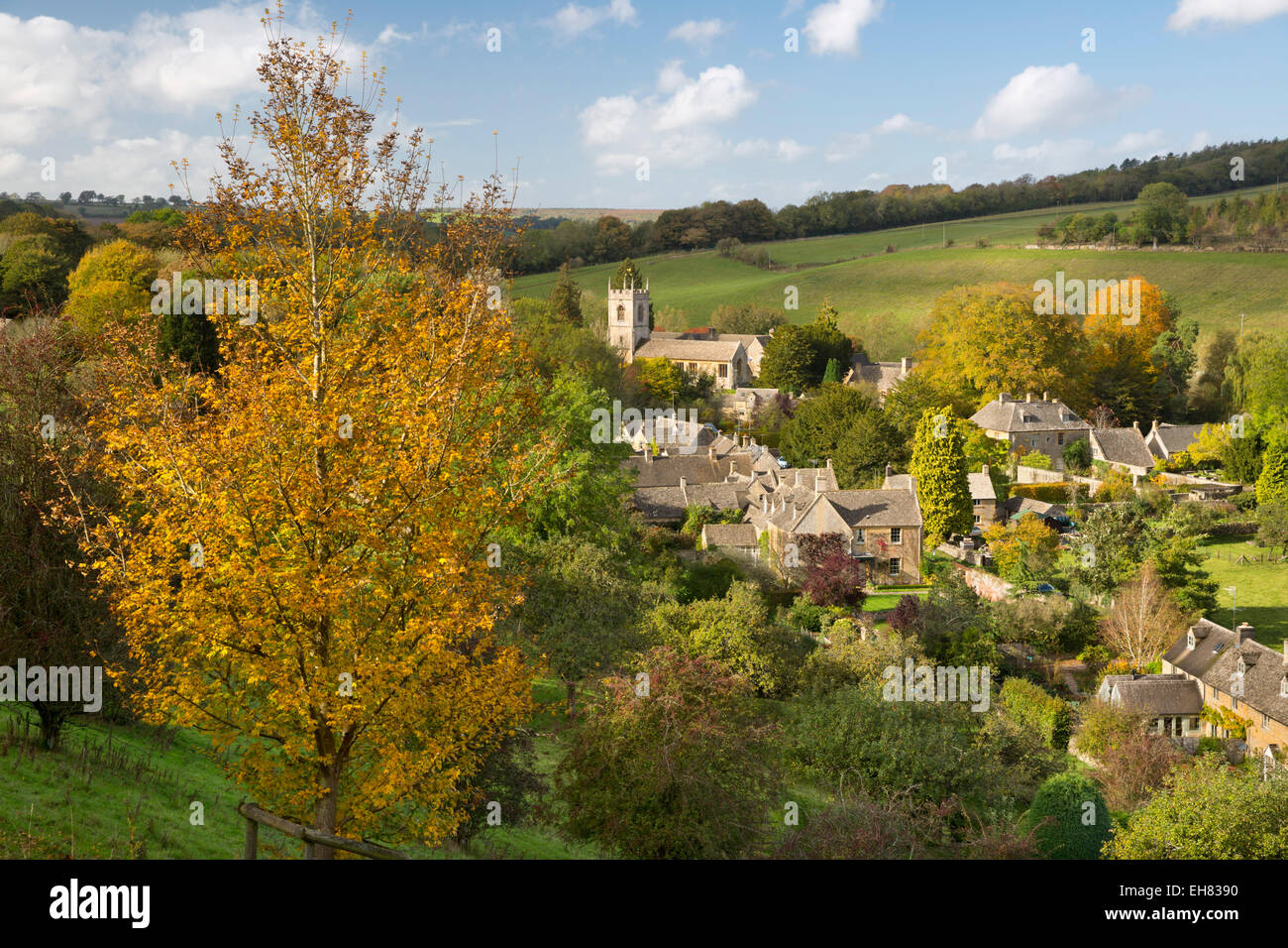 Villaggio in autunno, Naunton, Cotswolds, Gloucestershire, England, Regno Unito, Europa Foto Stock