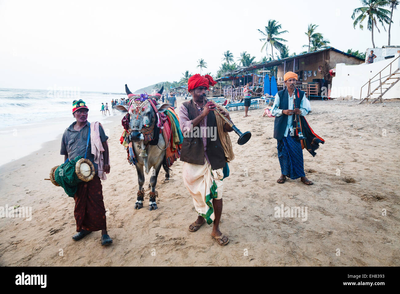 Gli artisti interpreti o esecutori sulla spiaggia, Goa, India, Asia Foto Stock