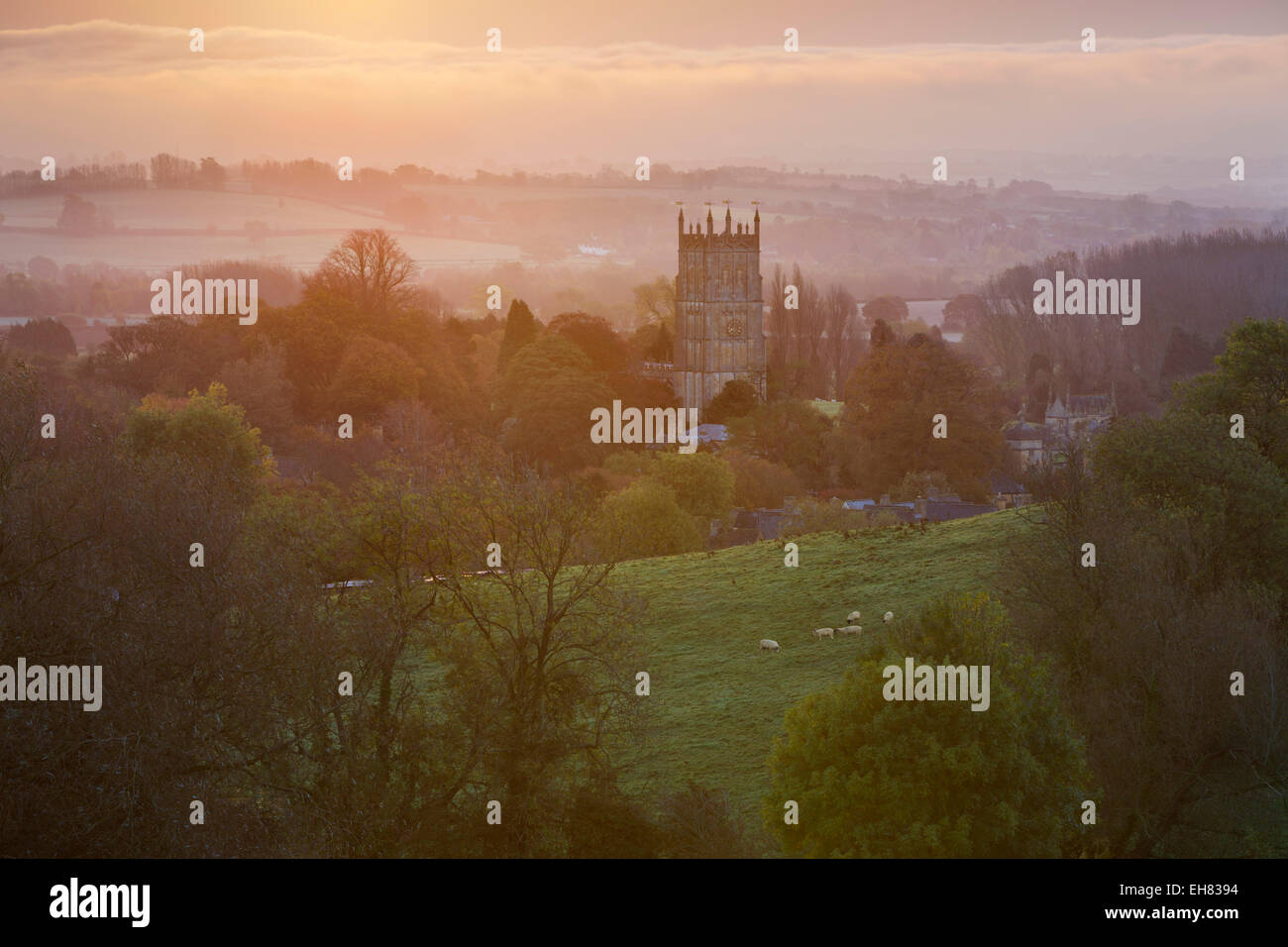 Cotswold campagna e la chiesa di San James all'alba, Chipping Campden, Cotswolds, Gloucestershire, England, Regno Unito, Europa Foto Stock
